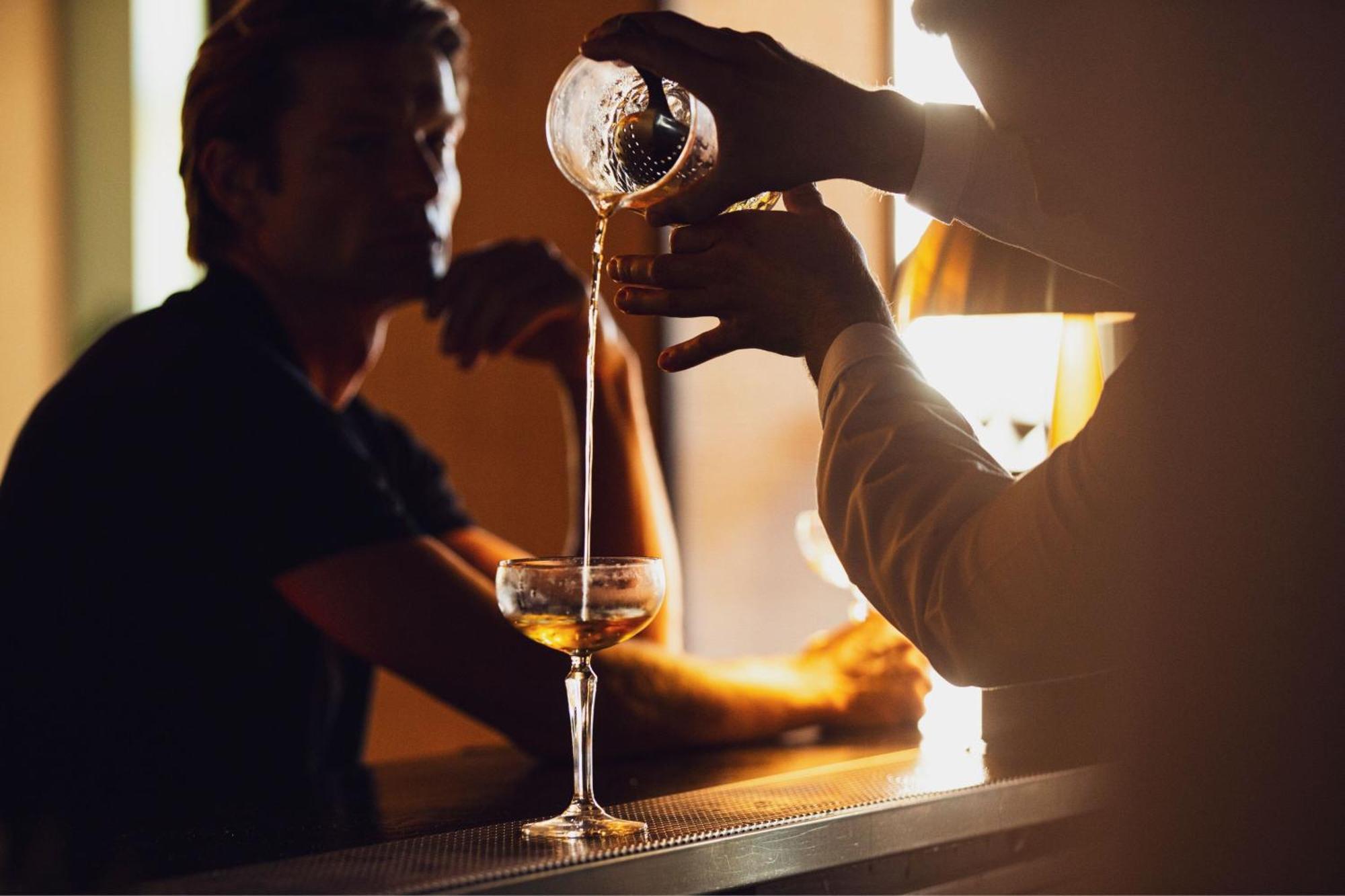 Domes Lake Algarve, Autograph Collection Vilamoura Zewnętrze zdjęcie A bartender preparing a cocktail