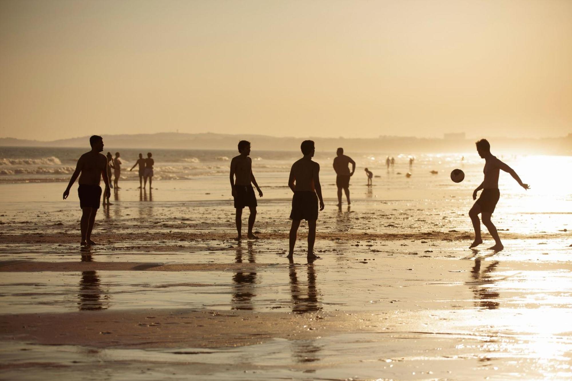 Domes Lake Algarve, Autograph Collection Vilamoura Zewnętrze zdjęcie Football on the beach
