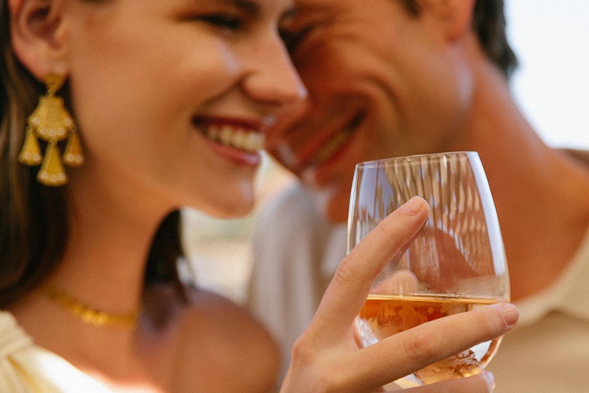 Domes Lake Algarve, Autograph Collection Vilamoura Zewnętrze zdjęcie A couple drinking wine