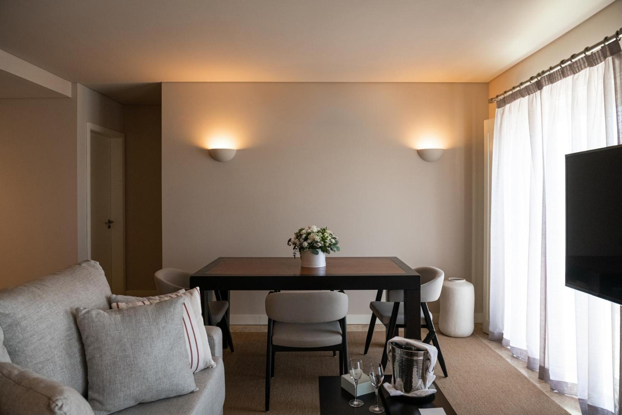 Domes Lake Algarve, Autograph Collection Vilamoura Zewnętrze zdjęcie A living room with indirect lighting